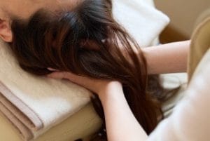 ドライヘッドスパの施術を受けてる女性